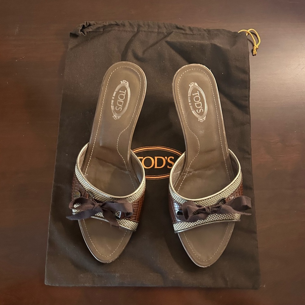 Tod's Elegant Brown and Cream Leather Sandals